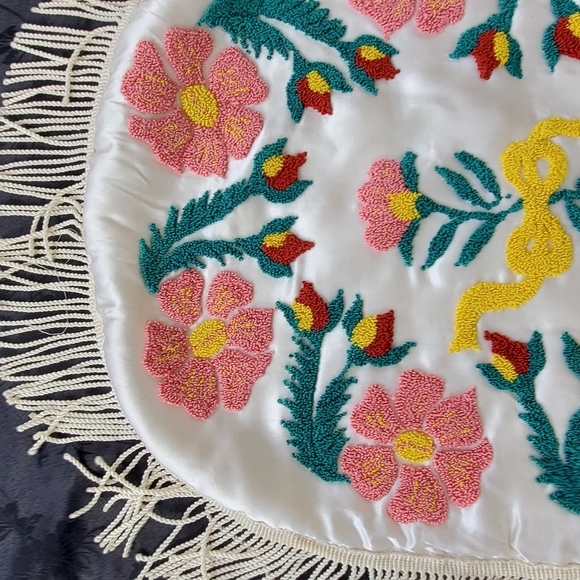 Punch Needle Embroidered Pillowcase Floral 21"x16" Cottagecore Satiny Fringe - Picture 3 of 9